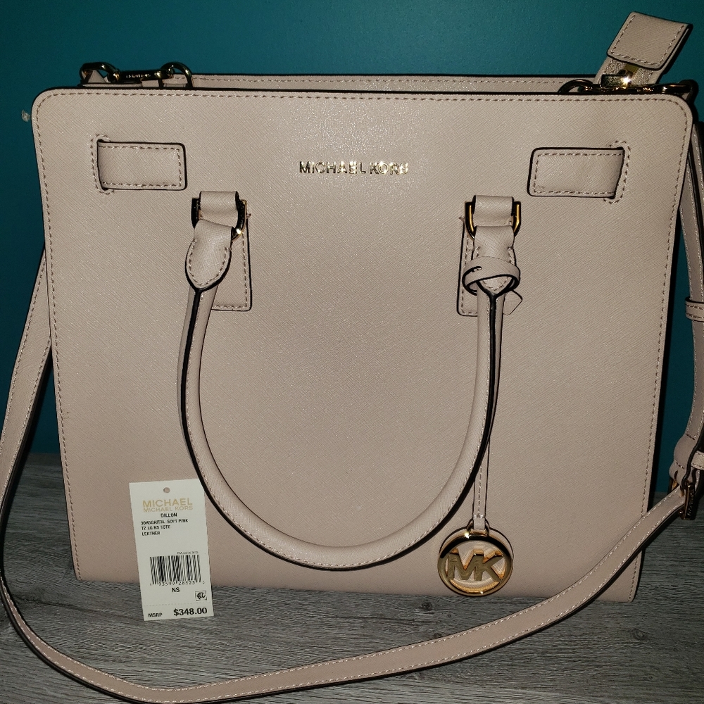 MICHAEL KORS LG DILLON TOTE & WRISLET SET - Picture 2 of 12